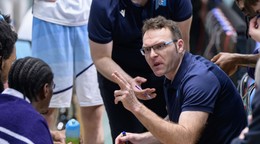 Hlavný tréner Blue Wings Nitra Martin Blaho reaguje počas oddychového času.