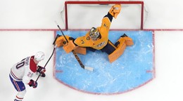 Brankár Juuse Saros (74) chytil zakončenie Juraja Slafkovského (20).