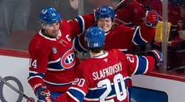 Slovenský hokejista v drese Montrealu Juraj Slafkovský (20) a jeho spoluhráč Nick Suzuki (14) sa tešia z gólu, ktorý strelil Cole Caufield (13).