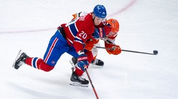 Juraj Slafkovský a Jackson LaCombe v súboji o puk.