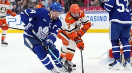 Auston Matthews a Radko Gudas.