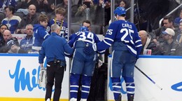 Auston Matthews (34) opúšťa ľad po zranení.