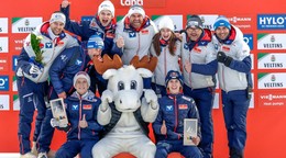 Rakúski skokani oslavujú triumf v Lahti.