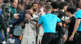 Pedro Neto sa ospravedlnil za strčenie podávača lôpt