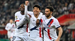 Hráč PSG Pedro Fernandez (uprostred) sa teší z gólu so spoluhráčmi.