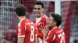 Hráči Bayernu oslavujú gól