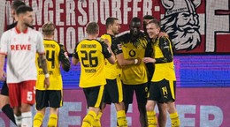 Radosť hráčov Dortmundu po góle proti Kolínu.