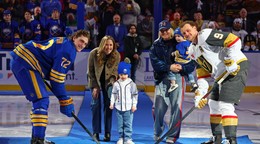 Hokejista Buffala Sabres Tage Thompson (72) a hráč Vegasu Golden Knights Jack Eichel (9) pózujú počas slávnostného vhadzovania pred zápasom.