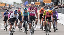 Holandský cyklista Mathieu Van Der Poel (v strede) oslavuje víťazstvo v štvrtej etape.