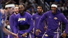 LeBron James a Jarred Vanderbilt reagujú po smeči Austina Reavesa.