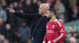 Tréner Arne Slot a Mohamed Salah.