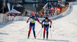 Michal Adamov a Sebastián Belicaj počas štafety juniorov na MS.