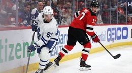 Útočník Toronta Matias MacCelli (63) kontroluje puk popri obrancovi tímu New Jersey Devils Šimonovi Nemcovi (17).