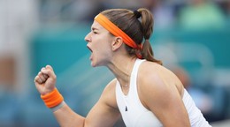 Česká tenistka Karolína Muchová oslavuje víťazstvo.