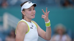 Kazašská tenistka Jelena Rybakinová reaguje vo štvrťfinále ženskej dvojhry.