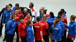 Na snímke tréner slovenskej ženskej hádzanárskej reprezentácie Jan Beňadik (uprostred) a hráčky.