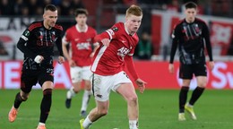 Kapitán Sparty Lukáš Haraslín (vľavo) a hráč Alkmaaru Kees Smit v prvom zápase osemfinále.