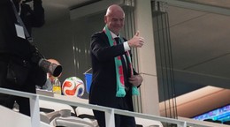 Prezident FIFA Gianni Infantino zdraví divákov počas semifinálového zápasu interkontinentálnej baráže o postup na MS 2026.