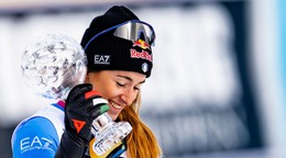 Talianska lyžiarka Sofia Goggiová drží krištáľový glóbus za titul v disciplíne super-G.