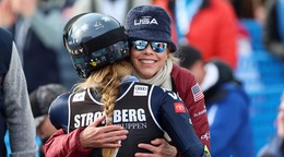 Americká lyžiarka Mikaela Shiffrinová (vľavo) sa objíma so svojou matkou Eileen.