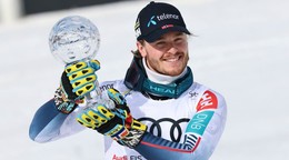 Atle Lie McGrath pózuje s glóbusom za slalom