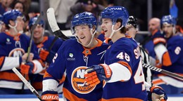 New York Islanders oslavujú gól. 