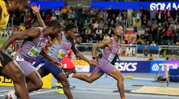 Americký atlét Jordan Anthony (vpravo) víťazí vo finále v behu na 60 m na halových MS v poľskej Toruni.