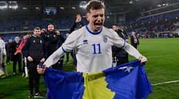 Fisnik Asllani oslavuje triumf nad Slovenskom.