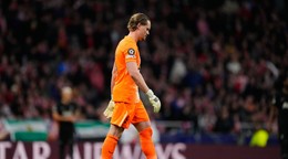 Brankár Tottenhamu Antonín Kinský odchádza z ihriska po striedaní počas prvého zápasu osemfinále Ligy majstrov Atletico Madrid - Tottenham Hotspur.