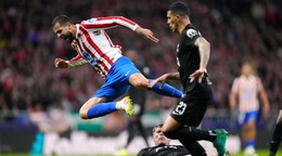 Dávid Hancko (vľavo) z Atletica Madrid a Micky van de Ven z Tottenhamu Hotspur v súboji o loptu