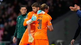 Brankára Tottenhamu Antonína Kinského (vpravo) strieda Guglielmo Vicario.