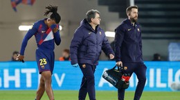 Na snímke hráč Barcelony Jules Kounde odchádza zranený z ihriska.