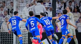 Hráči Getafe oslavujú gól v sieti Realu Madrid.