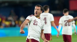 Mikel Oyarzabal oslavuje gól proti Srbsku.