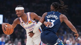 Basketbalista Oklahoma City Thunder Shai Gilgeous-Alexander (vľavo) a hráč Minnesoty Timberwolves Ayo Dosunmu.