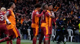 Mario Lemina oslavuje spolu so spoluhráčmi gól.