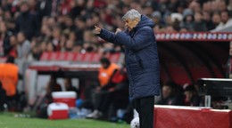 Tréner Rumunska Mircea Lucescu dáva pokyny počas semifinále európskej baráže MS 2026 Turecko - Rumunsko.