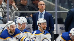 Na archívnej snímke zo 7. marca 2023 v Elmonte tréner Buffala Sabres Don Granato.