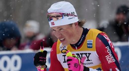 Nórsky bežec na lyžiach Johannes Kläbo počas pretekov na 10 km klasicky.