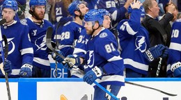 Erik Černák (v popredí uprostred) sa raduje so spoluhráčmi po strelení gólu