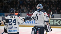 Na snímke hráči Popradu sa tešia z gólu, vľavo Aurel Nauš a brankár Tyler Parks počas prvého zápasu semifinále.