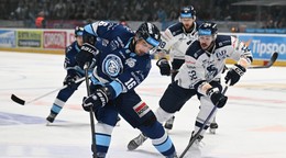 Na snímke vľavo hráč Nitry Marko Stacha a hráč Popradu Ryan Sproul počas prvého zápasu semifinále play off.