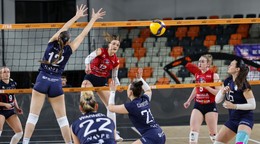 Na snímke uprostred Karolína Matalíková (Slávia EUBA).