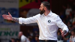 Na snímke gestikuluje hlavný tréner BC Prievidza Gareth Murray.