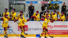 Na snímke hokejisti Trenčína sa tešia z gólu.