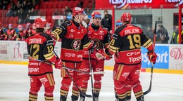 Na snímke hokejisti Prešova sa tešia z gólu.