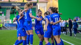 Slovenské futbalistky sa tešia z gólu.