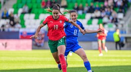 Diana Gomesová (Portugalsko) a Klaudia Fabová (Slovensko) počas zápasu B-divízie 3. skupiny kvalifikácie na majstrovstvá sveta 2027 vo futbale žien.