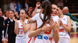 Na snímke v popredí zľava Diana Mikovčáková a Oľga Jackovecová (obidve Ružomberok) sa radujú z víťazstva.