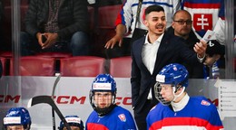 Hlavný tréner Slovenska Martin Dendis (hore vpravo) počas zápasu základnej A-skupiny medzi Kanadou a Slovenskom.